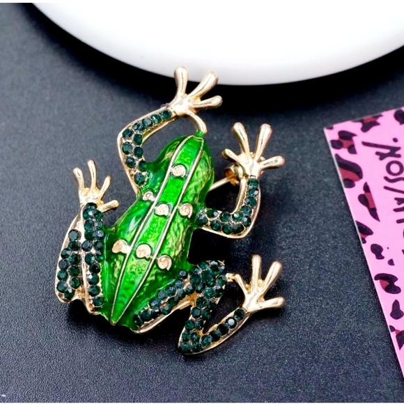 Gold plated green crystal frog necklace/brooch - Picture 6 of 15